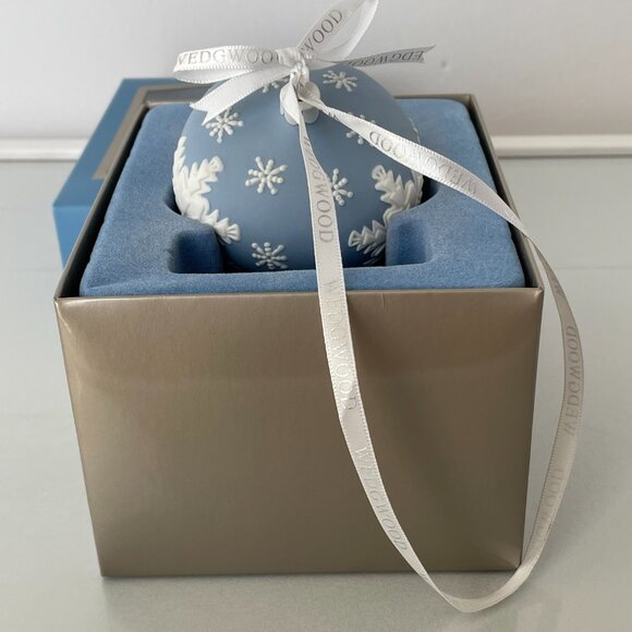Wedgewood Jasperware Blue Snowflake Ball Ornament in Original Box Retired 2007 - Picture 9 of 10